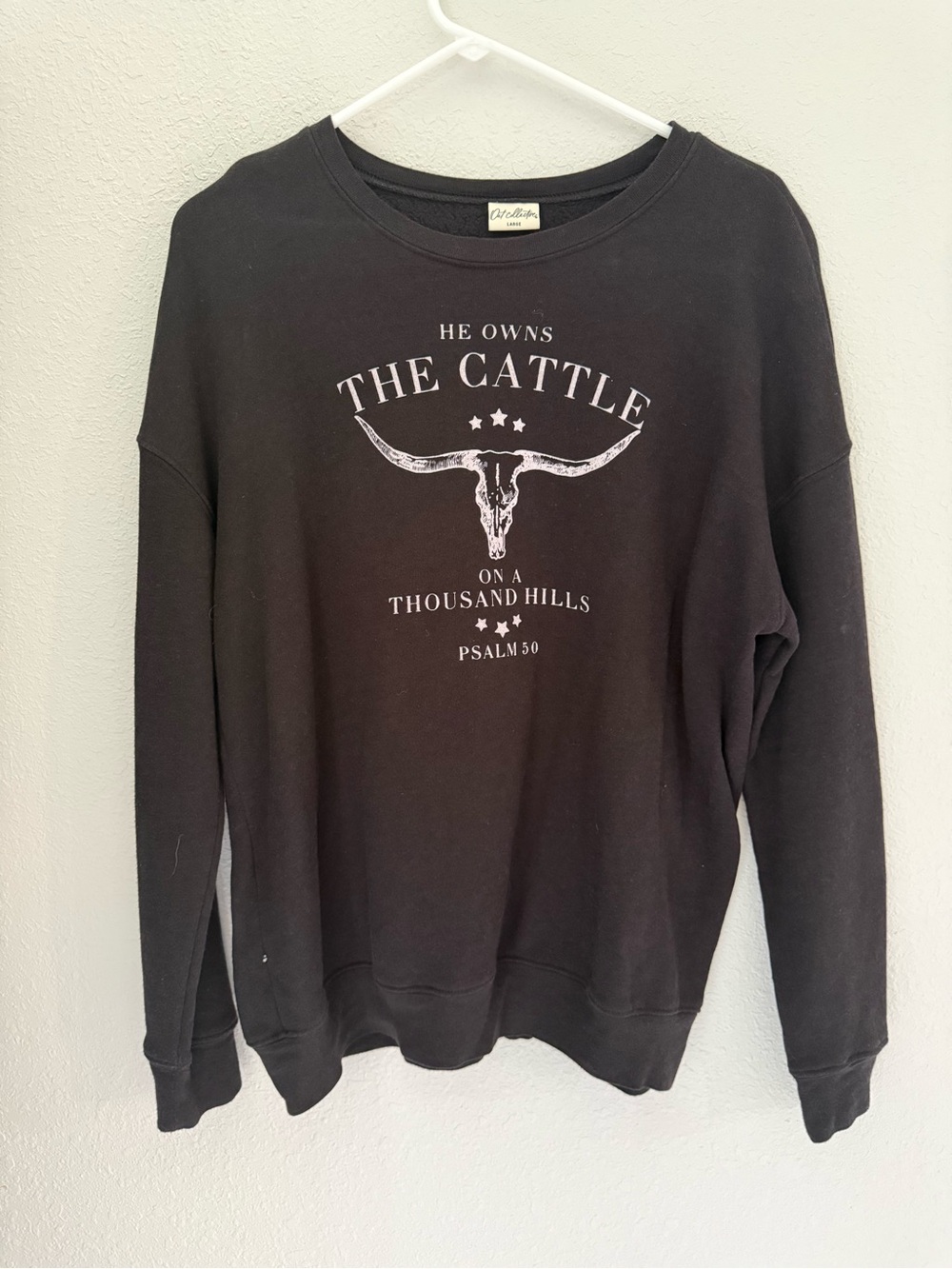 Black Graphic Crewneck Sweatshirt with Longhorn Psalm Print
